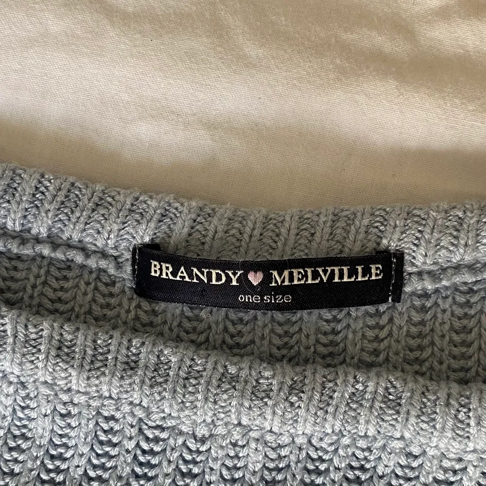 Jättefin stickad ljusblå tröja från Brandy Melville i väldigt bra skick!. Stickat.