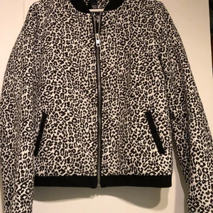 Jacka från Pimkie st L - Svartvit bomberjacka från Pimkie i storlek L. Tunt tyg.