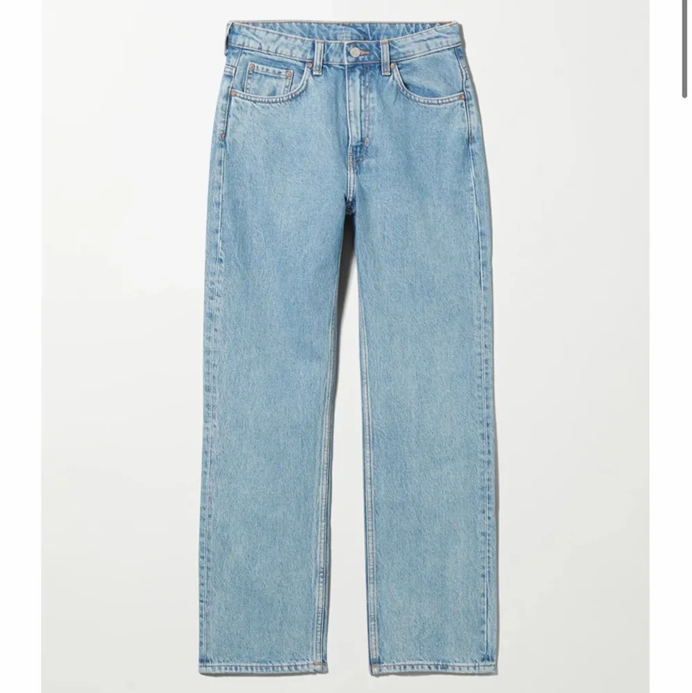 Säljer dessa jättefina jeans från weekday, modellen är voyage och storlek 24/30. Skulle säga att dem passar xs/s💕Köpta för ett tag sedan för 500kr. Skriv för egna bilder.🥰. Jeans & Byxor.