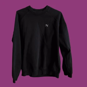 New black sweatshirt  - Lite faded i färgen! Orginalpris 999kr. Bra material och skick. Frakt ingår i priset