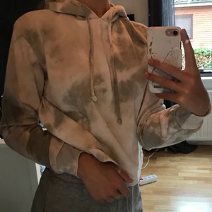 Hoodie  - Fin tie dye hoodie i väldigt bra skick. Säljer för att den aldrig kommer till användning längre. Köparen stor för frakten❤️