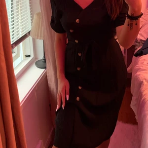 Svart klänning med kedja o band - Använts några gånger, passar oxå S!