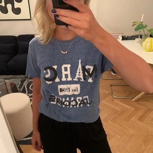 Marc Jacobs t-shirt - Marc Jacobs t-shirt i storlek S. Använd men i mycket bra skick. Säljer för 120 + frakt.