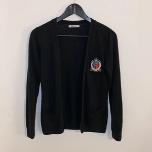 Kofta XS - Säljer denna svarta kofta från Gina. Pris 60kr + frakt🌸