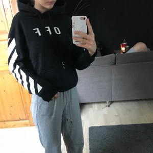 Hoodie - Säljer denna hoodien eftersom den inte kommer till användning. Den är i str xxs-xs och är i väldigt bra skick (: köparen står för frakten