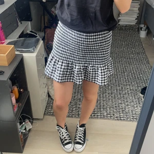 Rutig kjol med volang  - Rutig kjol med volang o storlek M. Helt oanvänd 