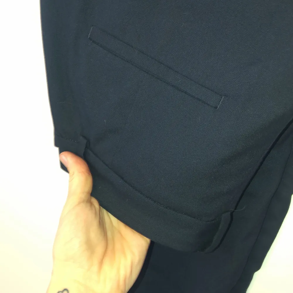 Mörkblå kostymbyxa från H&M storlek 36 i nyskick. 100kr, köparen betalar frakt.. Jeans & Byxor.