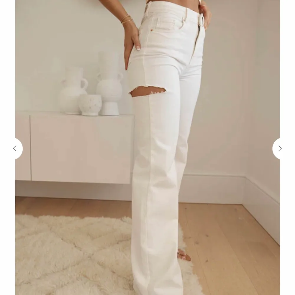 Oanvända vita denim jeans, storlek 40. Prislapp på. . Jeans & Byxor.