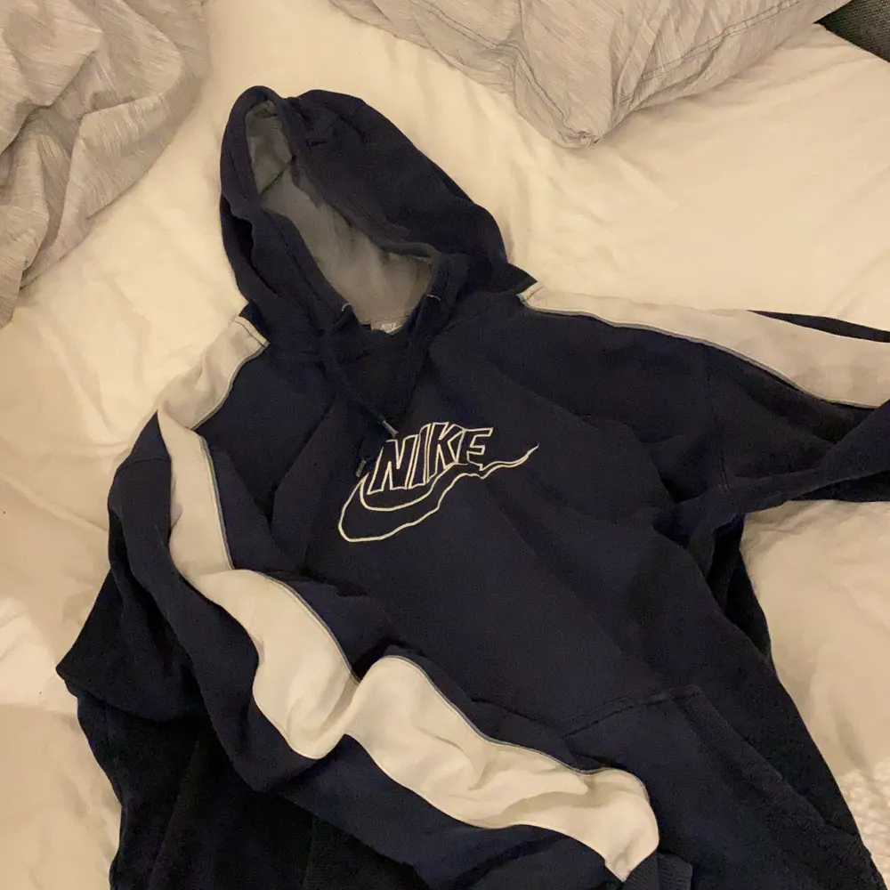 En äkta nike hoodie,jätte bra skick den har bara legat i garderoben sen min pappa köpte den för flera år sedan! Skit snygg o väldigt bekväm! Jag har haft på mig den nån gång så tjejer kan oxå ha på sig den!!kom privat för mer bilder!!!. Hoodies.