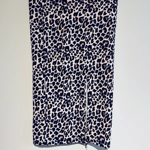 Kjol med slits från Gina Tricot - Snygg kjol från Gina Tricot i stl S. Stretchig och skön kvalitet. Endast använd en gång så i nyskick. Kjolen går lite nedanför knäna. 