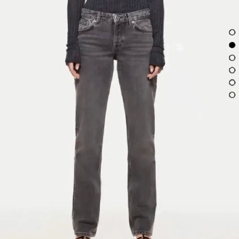 Gråa populära lågmidjade jeans från Zara. Helt oanvända med prislapp kvar, säljs då de inte kommer till användning. Köp direkt för 700 kr + frakt!. Jeans & Byxor.