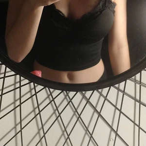 Ett svart spets linne från shein - Ett svart linne från shein med spets på vid bysten, fin och bra skick, storlek xs/s.