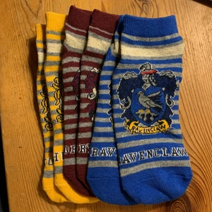 Harry Potter strumpor - Perfekt julklapp till harry Potter älskaren. Helt nya oanvända låga strumpor, skulle tippa på storlek 36-39🐍 Säljer PARVIS dvs 50kr/st eller 150kr för alla tre 