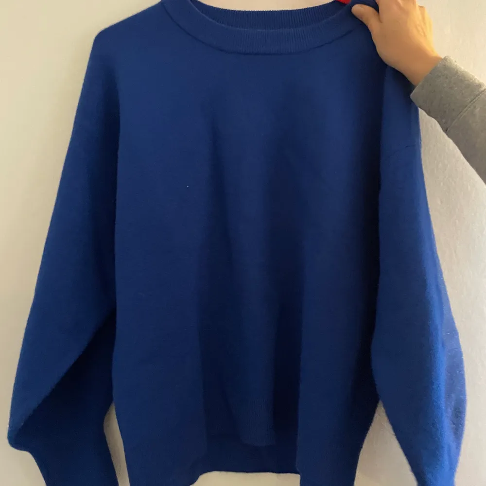 Säljer en blå glittrig tröja med ballongärmar i storlek 34, kan skicka bättre bilder om de behövs. 100kr+frakt💙. Tröjor & Koftor.