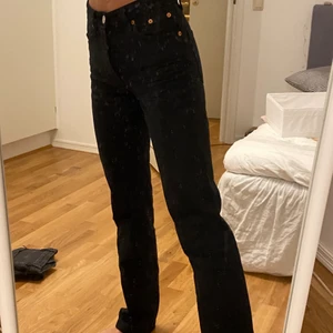 Mid-rise straight jeans Zara  - Zaras populära modell mid-rise straight. Nyskick🔥