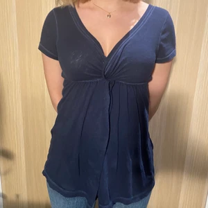 Topp - Söt mörkblå topp från hollister som sitter lite längre. Säljer pga inte kommer till användning längre. Kan mötas i stockholm och går också att frakta! 
