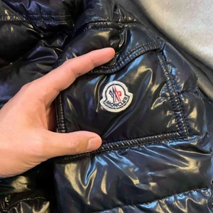 Moncler Jacka - Moncler maya jacka size 3 ( M/L), bra kvalitet om man bortser från att cartoon är borta. Är även  ena dragkedjan som lossnat i vänstra ficka, utöver det är den i fint skick. Inget fast pris, kan sälja lite billigare vid snabb affär. Finns inte kvitto, men finns QR-kod och de skickas vid intresse.