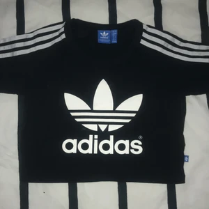 Äkta Adidas - Adidas långärmad magtröja, endast använd 2 gånger. Passar S/M