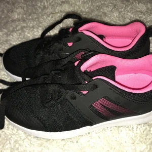 Jympa Skor - Hej! Jag säljer inne jympaskor i storlek 33 som har blivit alldeles för små för mig, de är ganska använda, men de har inte blivit smutsiga alls! Hör av dig om du är intresserad!