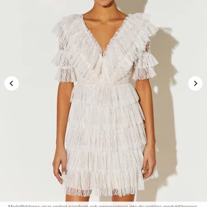 SÖKER - SÖKER!! Denna klänning i vit storlek S från by malina!!💓skriv om ni är villiga att sälja till ett bra pris!