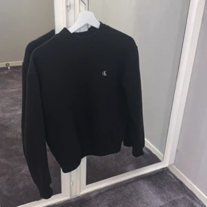 Sweatshirt  - Sweatshirt från Calvin Klein, storlek S.
