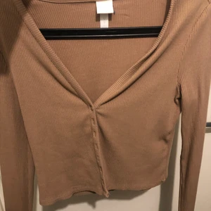 Hm tröja - Jag säljer den hä jätte fina tröjan som jag tyvärr inte haft den till mycke användning, köpt förra året men använd ett par gånger. Ny skick och inga fläckar.