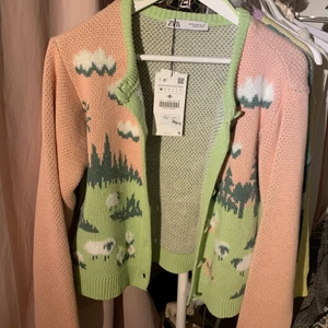 Zara kofta  - Helt oanvänd jättesöt kofta ifrån zara, skönt material all och skitfint motiv 