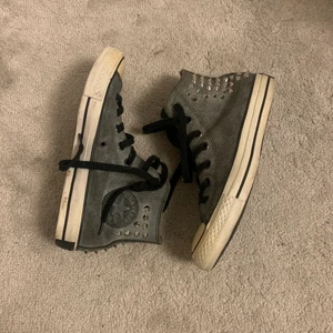 Converse med nitar - Snygga converse skor jag köpt på plick men aldrig använt💞 