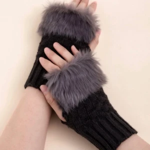 Pulsvärmare torgvantar med päls  - 18cm långa. Priset är inkl frakt och mailbag 
