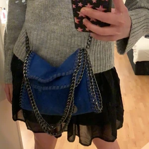Blå Stella liknade väska!💘 - Säljer min Stella liknade väska köpt utomlands!💘 bara att skriva vid frågor💘 !! Direkt pris 500!