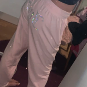 Juicy couture byxor - Äkta Juicy couture byxor som jag säljer pga att jag aldrig använder. Sömarna är borttagna där nere som man kan se på sista bilden men annars inte så slitna🥰