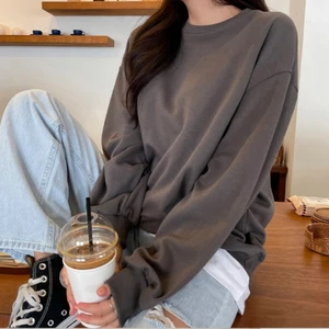 Basic sweatshirt  - Helt ny sweatshirt! Första bilden är passformen, andra bilden är färgen som jag säljer!💗💗