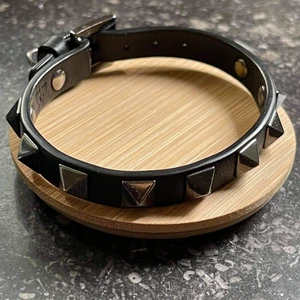 Valentino Armband - Valentino Armband i bra skick, endast normallt slitage. Lyssnar på bud ifrån 1000 kr. Följ @tjejtrend på instagram för mer🌟