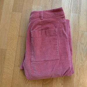 Mango corduroy byxor - Bootcut corduroy byxor från Mango, super mjuka och sköna. Storlek M. Knappt använda tyvärr då de är liiiite för korta för mig :( De är ljusare i färgen än det ser ut på mina foton!