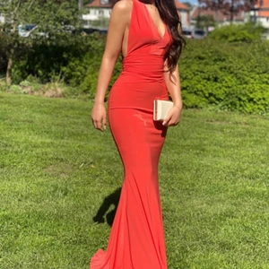 Lång klänning  - Nyskick använd 2 gånger under bara 3 tim♥️kan mötas i Göteborg eller står köparen på frakten☺️