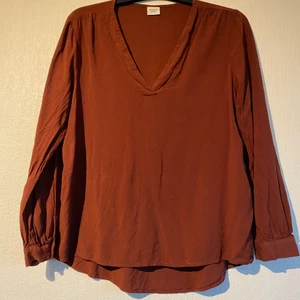 Brun blus - Brun blus med V-ringning. 