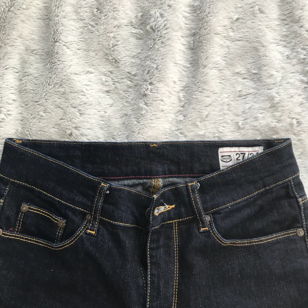 Ett par ascoola jeans från crocker i storlek 27/34. De är i modellen ”slim” men är ej tajta hela vägen ner utan mer som straight slim. De är aldrig använda, endast provade. Pris EJ inkl frakt💞. Jeans & Byxor.