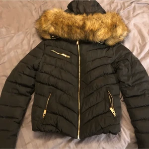 Vinterjacka rocobaroco - Oanvänd vinterjacka från rocobaroco, storlek 40 men mer som 38 tycker jag. Slutar strax över rumpan