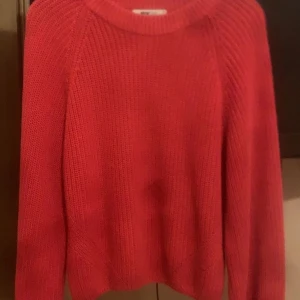 34 - Väldigt skön stickad tröja 