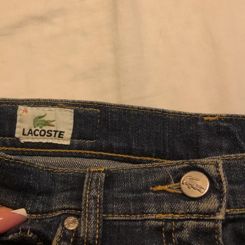 En lacoste jeanskjoli väldigt bra skick. Är i storlek 14 barn som motsvarar ungefär xxs-xs. Kjolar.