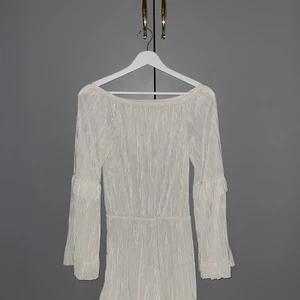 Klänning storlek M - Klänning/jumpsuit. Superfin men fina ärmar, ser ut som en klänning på men är delat så är som en jumpsuit. Från Ginatricot, storlek M. Slutar över knäna 