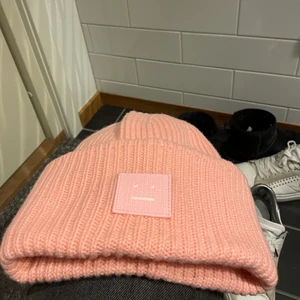 Acne mössa  - Säljer denna sjukt snygga rosa acne mössa. Den är i väldigt bra skick använd endast 2 gånger, så är som ny. Fraktkostnad är inte inräknat i priset! 