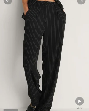 Kostymbyxor  - Använda ca 10ggr. I fint skick. Köparen står för frakt. Org pris 499kr säljer på grund av för stora. ( bild från hemmsidan ) 