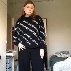 Stickad tröja - Säljer den här stickade tröjan 💕                                  Den kommer ifrån bik bok och är en storlek M. Men jag skulle säga att den passar L oxå då den är oversize ksk S om man vill ha stor passform.       50kr +köparen står för frakt (mötas upp i Gävle) 