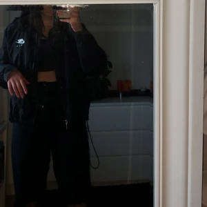 Nike air jacka - Jacka från Nike air köpt på Zalando. Knappt använd. Bra för vårväder, med regleringsbar resår längs ned. Storlek L men fungerar bra för mindre storlekar. 400kr+frakt