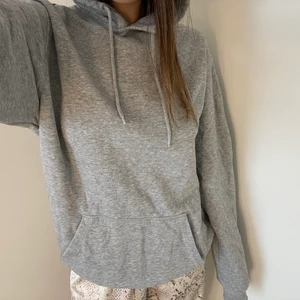 Hoddies - Säljer 2 hoddies ifrån H&M från herravdelningen, den ljusgråa (S) och den vita (XS) 🤎 100kr STYCK