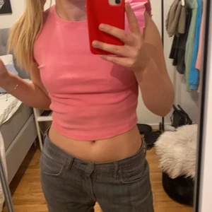 Trendig topp  - Säljer denna söta topp från zara💕, passar perfekt för en färg klik i outfiten. säljer den tröja den inte kommer till användning så ofta lägre!!. Den är i storlek s och för mer frågor kontakta mig. 