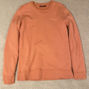 J.LINDEBERG Tröja - Rosa J.LINDEBERG tröja! Bara använd en gång och är köpt i butik för 1000kr. Passar dig som är runt 170-180. Den är i nyskick och inga skador på plagget. Tröjan är garanterat din efter Swish.