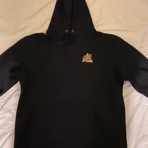 Santa Cruz hoddie - Snygg hoddie från santa Cruz. Jag säljer den för den har inte kommit till användning. Väldigt fint skick, 10/10! Storleken är M men passar även som S.