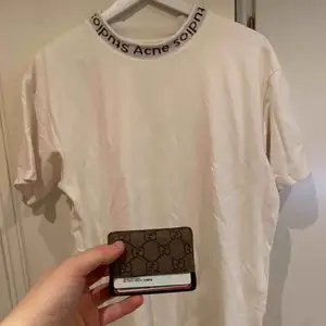 Acne Studios - White tee. Bin - 800kr Cond - 8/10 Size - M